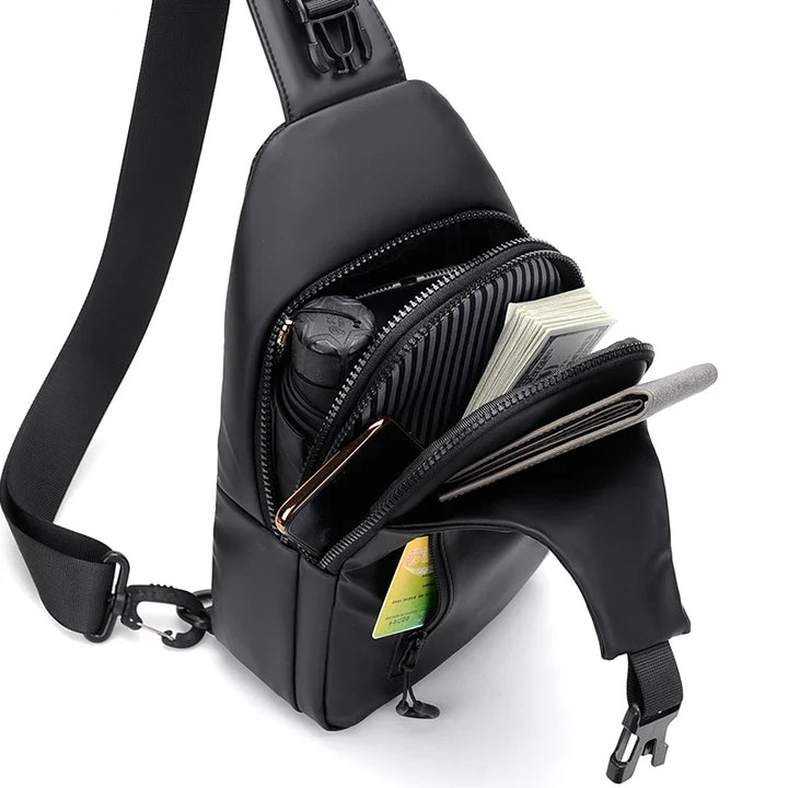 Sac à bandoulière compact pour homme, résistant à l'eau, accessoire pratique et tendance pour le quotidien.