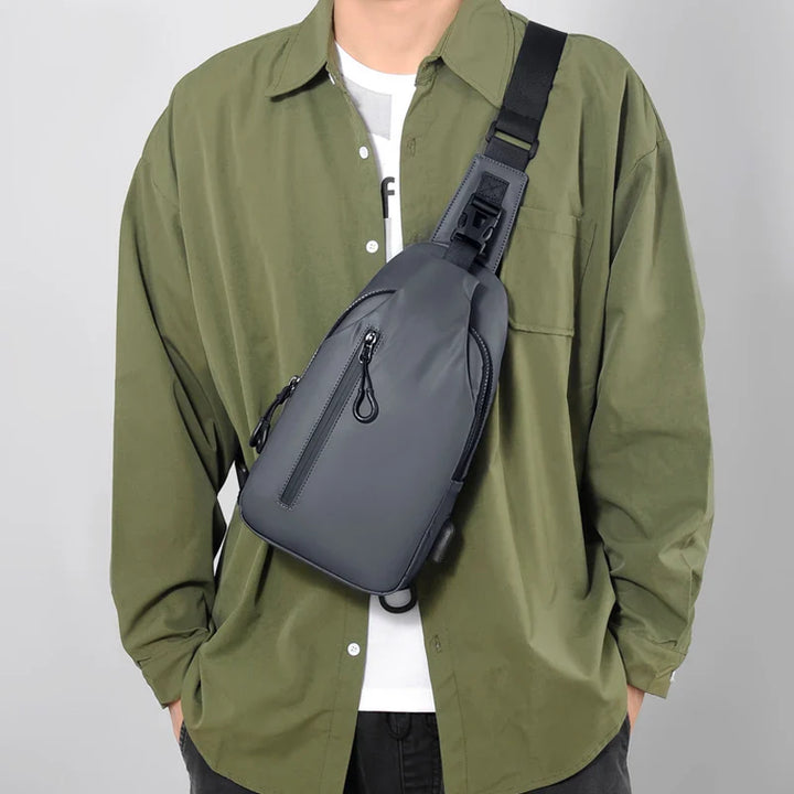 Sacoche homme moderne et compacte, matière résistante à l'eau, excellent accessoire pour un usage urbain.
