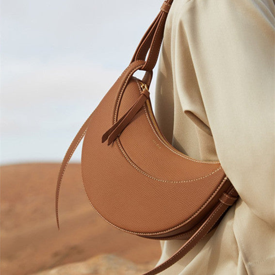 Sacoche en cuir pour femme, design élégant et intemporel. Idéale pour le quotidien.