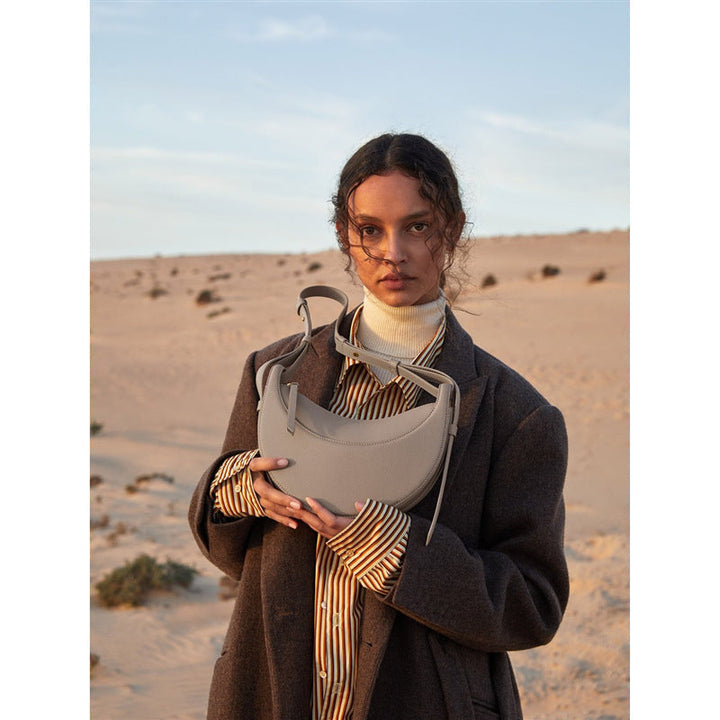 Sac bandoulière en cuir pour femme, style luxe. Parfait pour un look chic et décontracté.