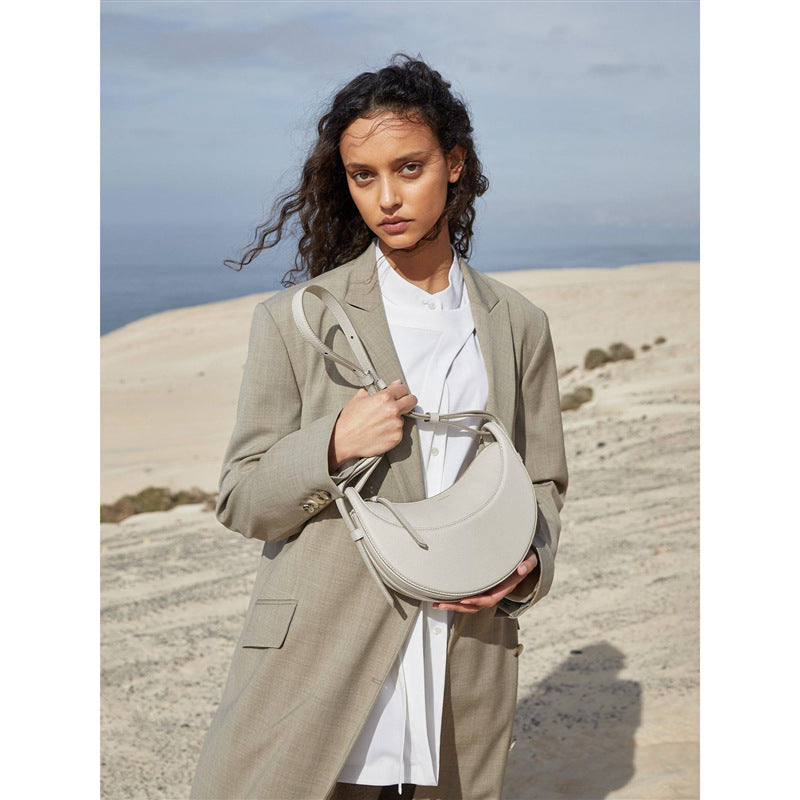 Sacoche de luxe en cuir pour femme, touche chic. Complète toute tenue avec sophistication.