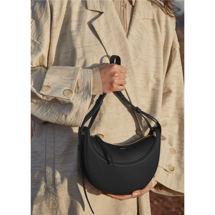 Sac à main femme en cuir, polyvalent et compact. Idéal pour organiser vos essentiels quotidiens.