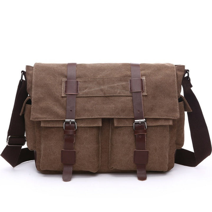 Homme portant un sac à bandoulière vintage en toile, idéal pour un look urbain ou un voyage décontracté.
