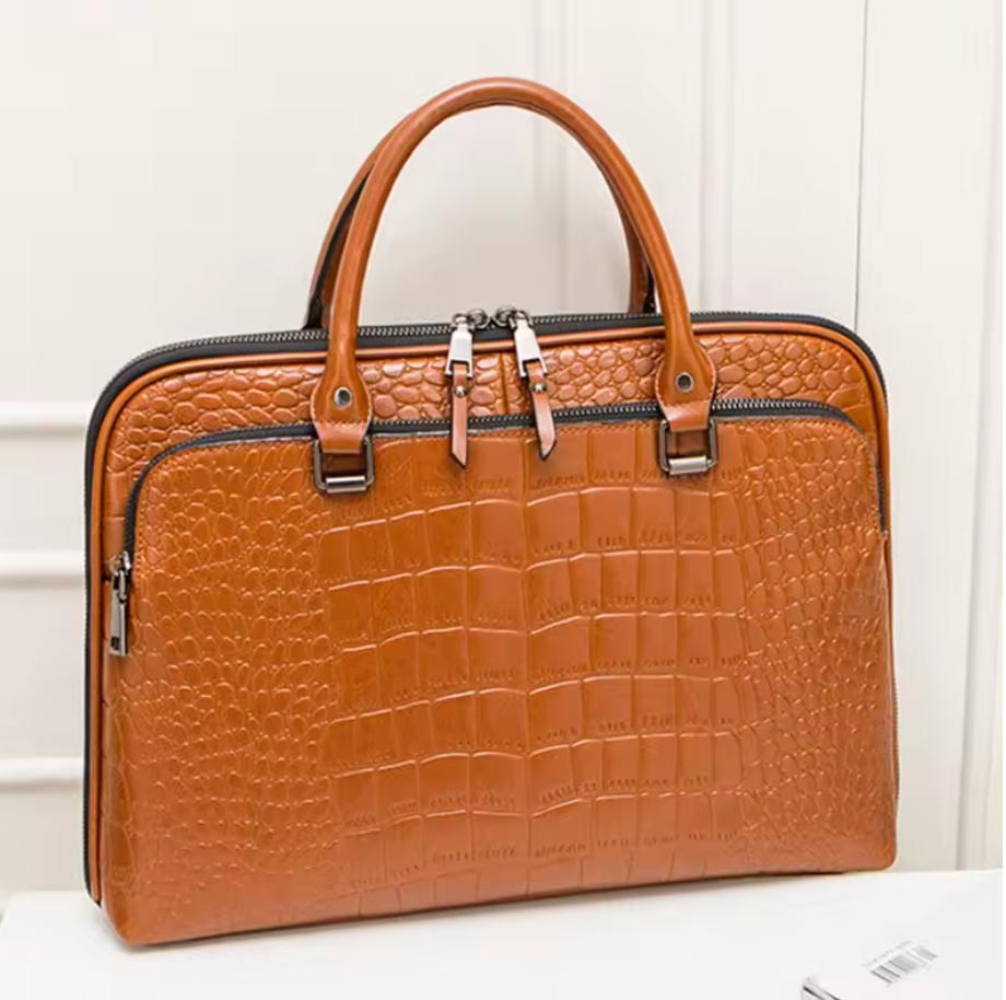 Sac ordinateur Lily en cuir noir pour femme, design chic et moderne, idéal pour le travail et les essentiels