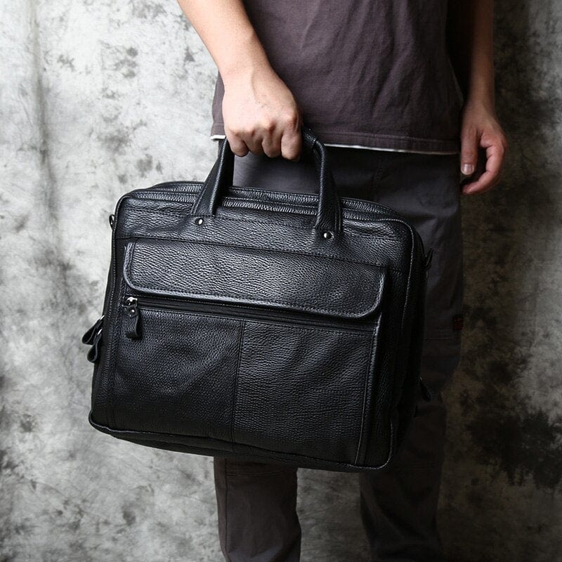 Sac professionnel homme en cuir noir, avec bandouliere ajustable. Confortable et adapte aux voyages d'affaires.