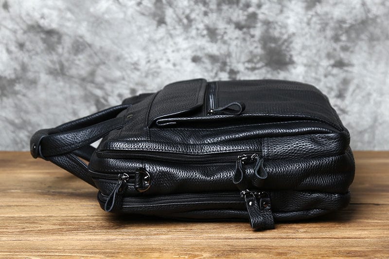 Sacoche homme en cuir elegant, portee par un homme d'affaires. Accessoire fonctionnel et tendance.