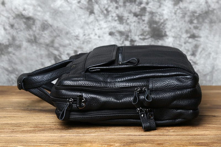 Sacoche homme en cuir elegant, portee par un homme d'affaires. Accessoire fonctionnel et tendance.