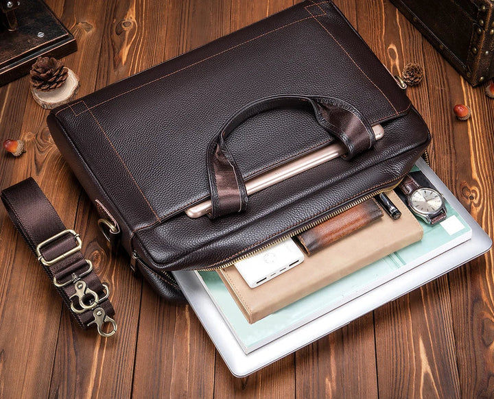 Mallette ordinateur 13.3 pouces noire en cuir synthétique avec bandoulière ajustable, pour un transport facile.