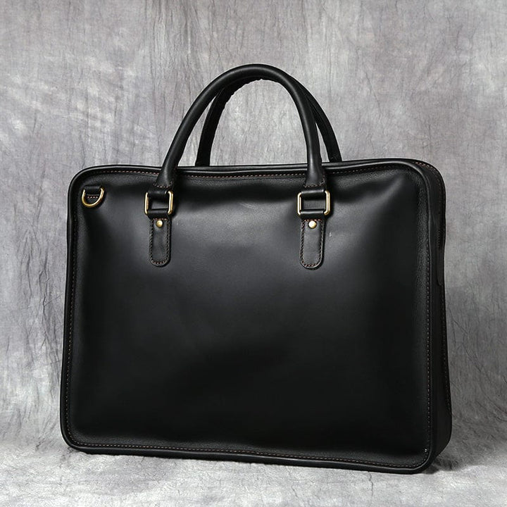 Homme portant une sacoche professionnelle en cuir camel, illustration de son utilisation élégante.