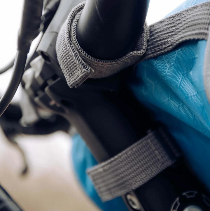 Sacoche vélo résistante avec écran tactile, noire, pour guidon. Imperméable, ajustable, idéale pour téléphone et objets.