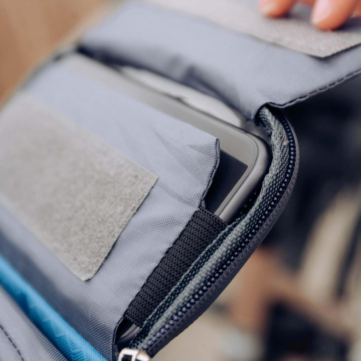 Sacoche vélo résistante avec écran tactile, noire, pour guidon. Imperméable, ajustable, idéale pour téléphone et objets.