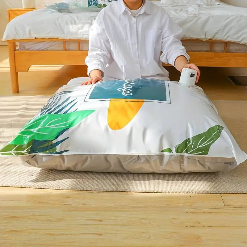 Sacs sous vide réutilisables : gain de place garanti. Pompe incluse.  Compression efficace, protection optimale.