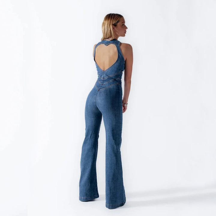 "Salopette en denim bleu avec découpe cœur à l'arrière, féminin et élégant, confort optimal pour femme."