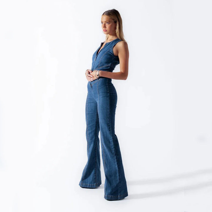 "Salopette en denim bleu avec découpe cœur à l'arrière, féminin et élégant, confort optimal pour femme."