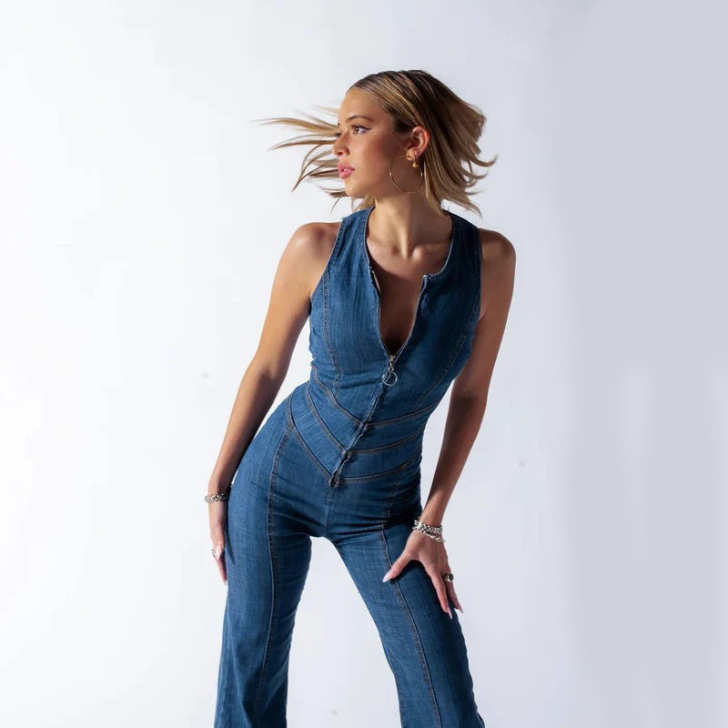 "Salopette en denim bleu avec découpe cœur à l'arrière, féminin et élégant, confort optimal pour femme."