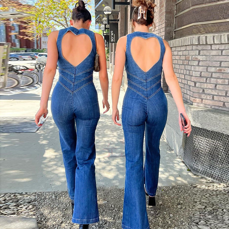 "Salopette en denim bleu avec découpe cœur à l'arrière, féminin et élégant, confort optimal pour femme."