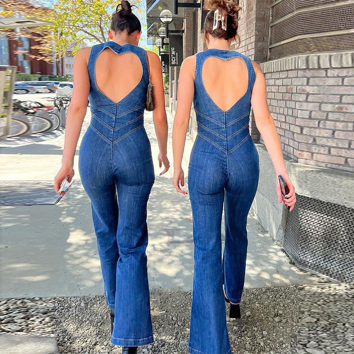"Salopette en denim bleu avec découpe cœur à l'arrière, féminin et élégant, confort optimal pour femme."