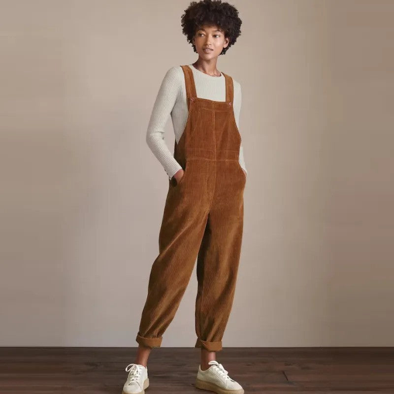 Salopette femme oversize en velours côtelé marron, style décontracté chic. Confortable et tendance pour femme.