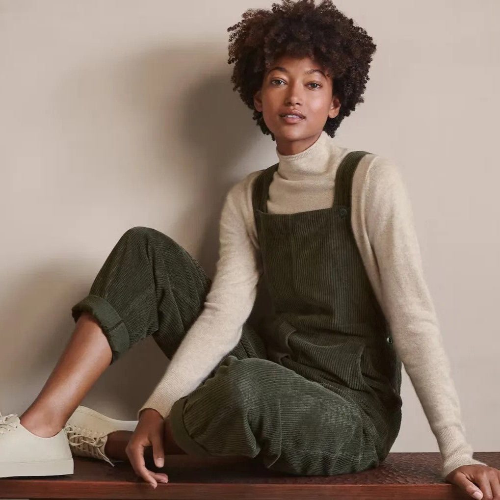 Salopette femme verte oversize en velours côtelé pour un look polyvalent et décontracté. Confort absolu.