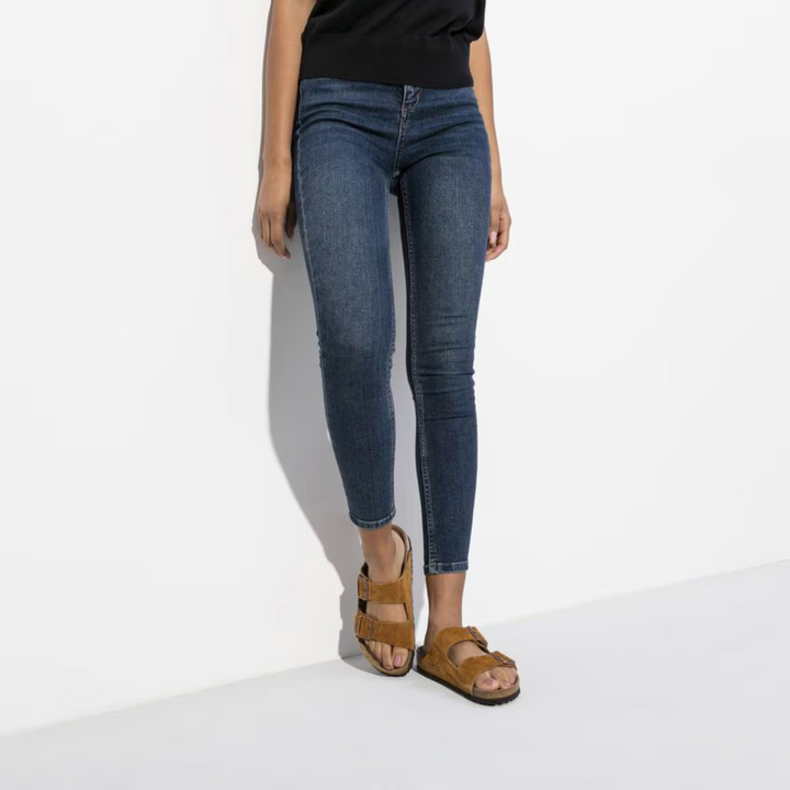 "Sandales Arizona pour hommes en suède, confort ergonomique, deux brides ajustables, cuir velours doux beige clair."