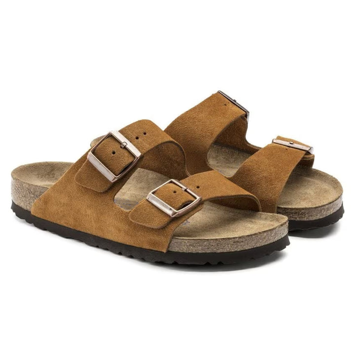 "Sandales Arizona pour hommes en suède, confort ergonomique, deux brides ajustables, cuir velours doux beige clair."