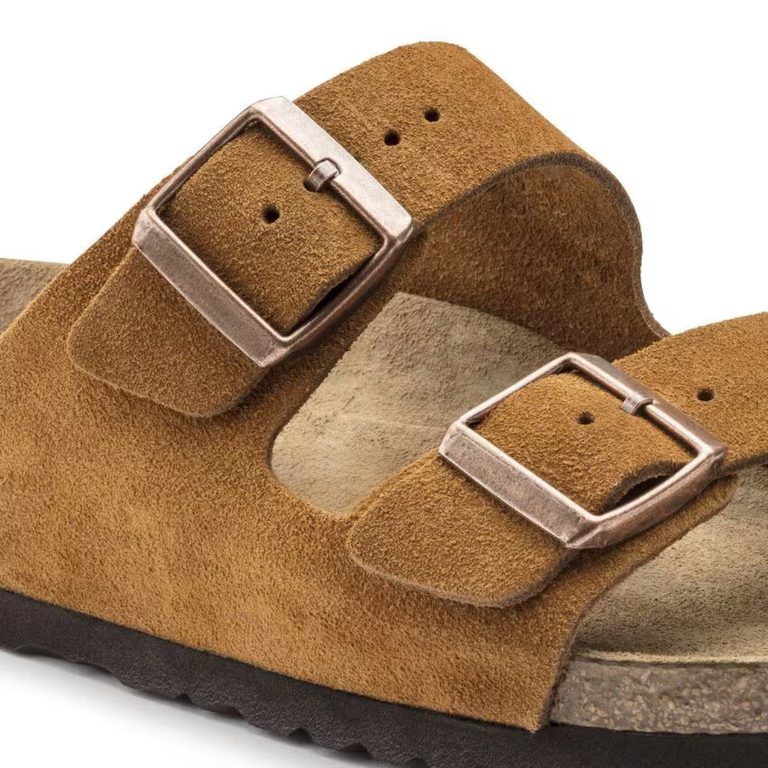 "Sandales Arizona pour hommes en suède, confort ergonomique, deux brides ajustables, cuir velours doux beige clair."