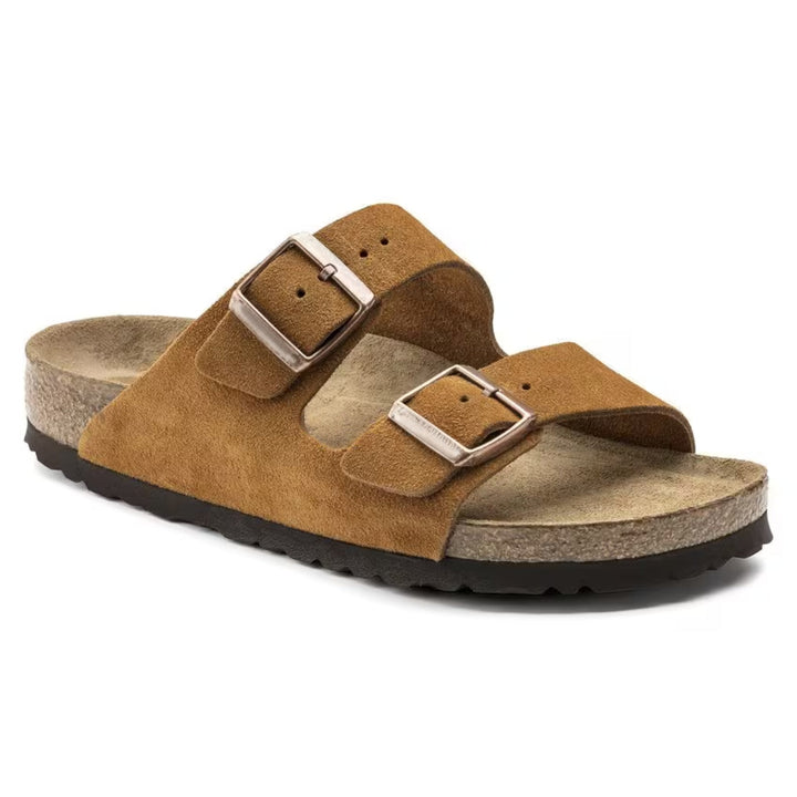 "Sandales Arizona pour hommes en suède, confort ergonomique, deux brides ajustables, cuir velours doux beige clair."