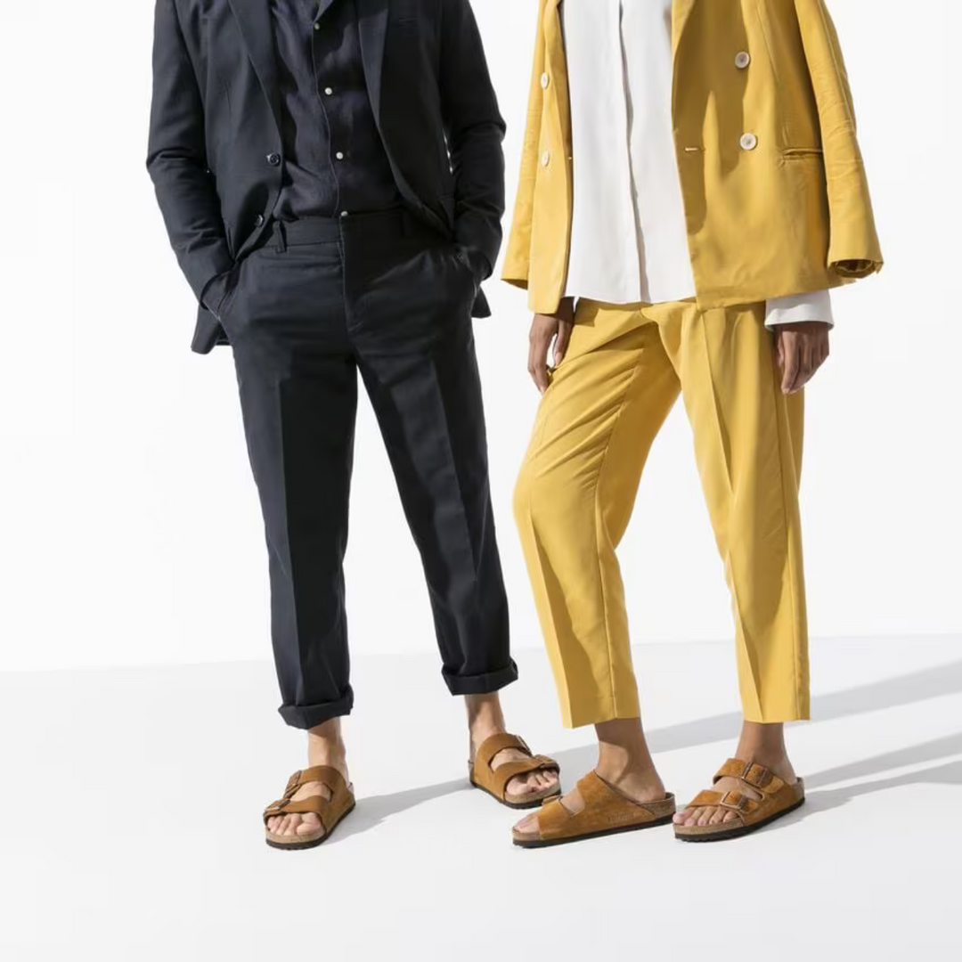 "Sandales Arizona pour hommes en suède, confort ergonomique, deux brides ajustables, cuir velours doux beige clair."