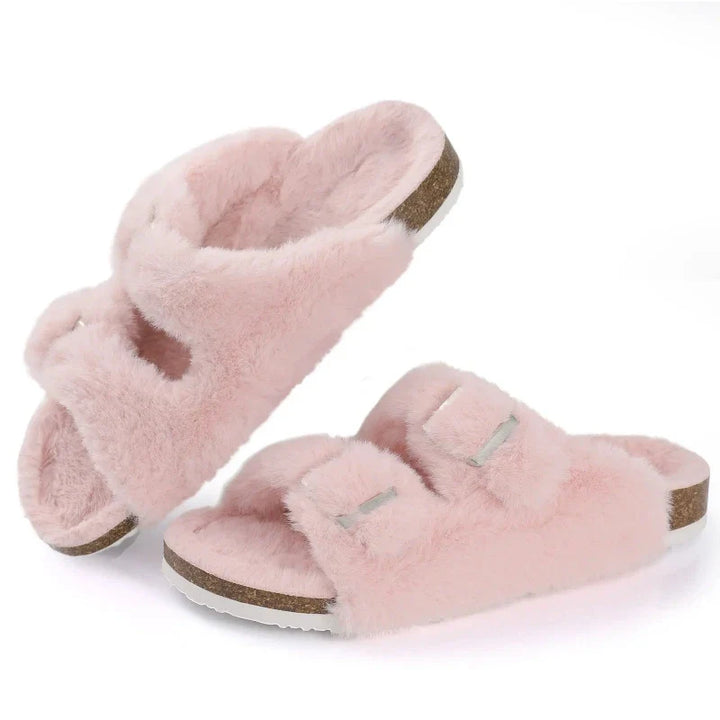 Luxueuses sandales Boston pelucheuses pour femme, un cadeau douillet et tendance pour un confort intérieur premium.