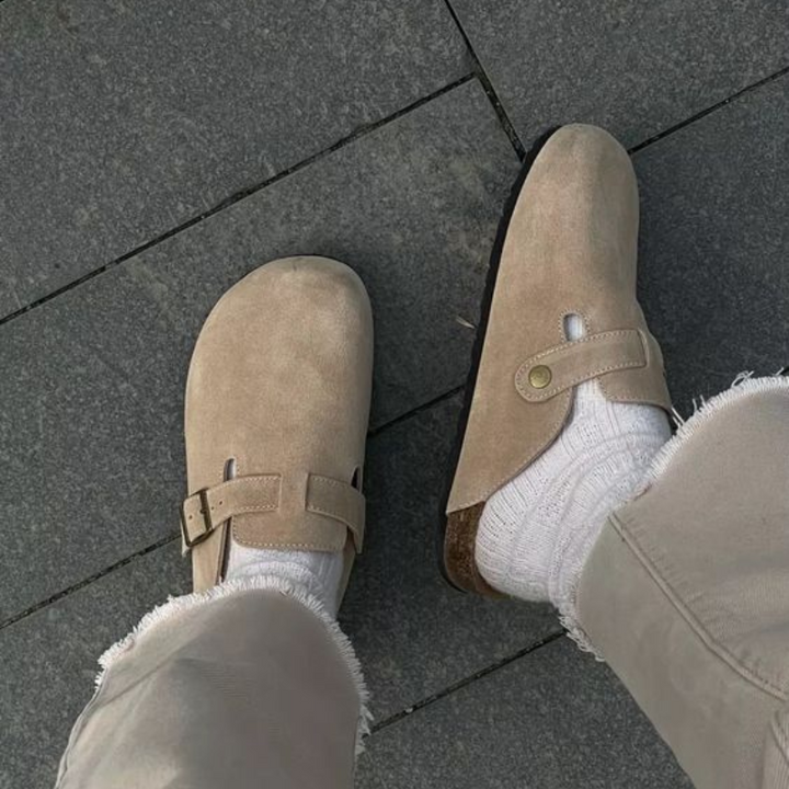 Sandales Boston unisexes portées, illustrant leur style moderne et leur confort pour un look décontracté.