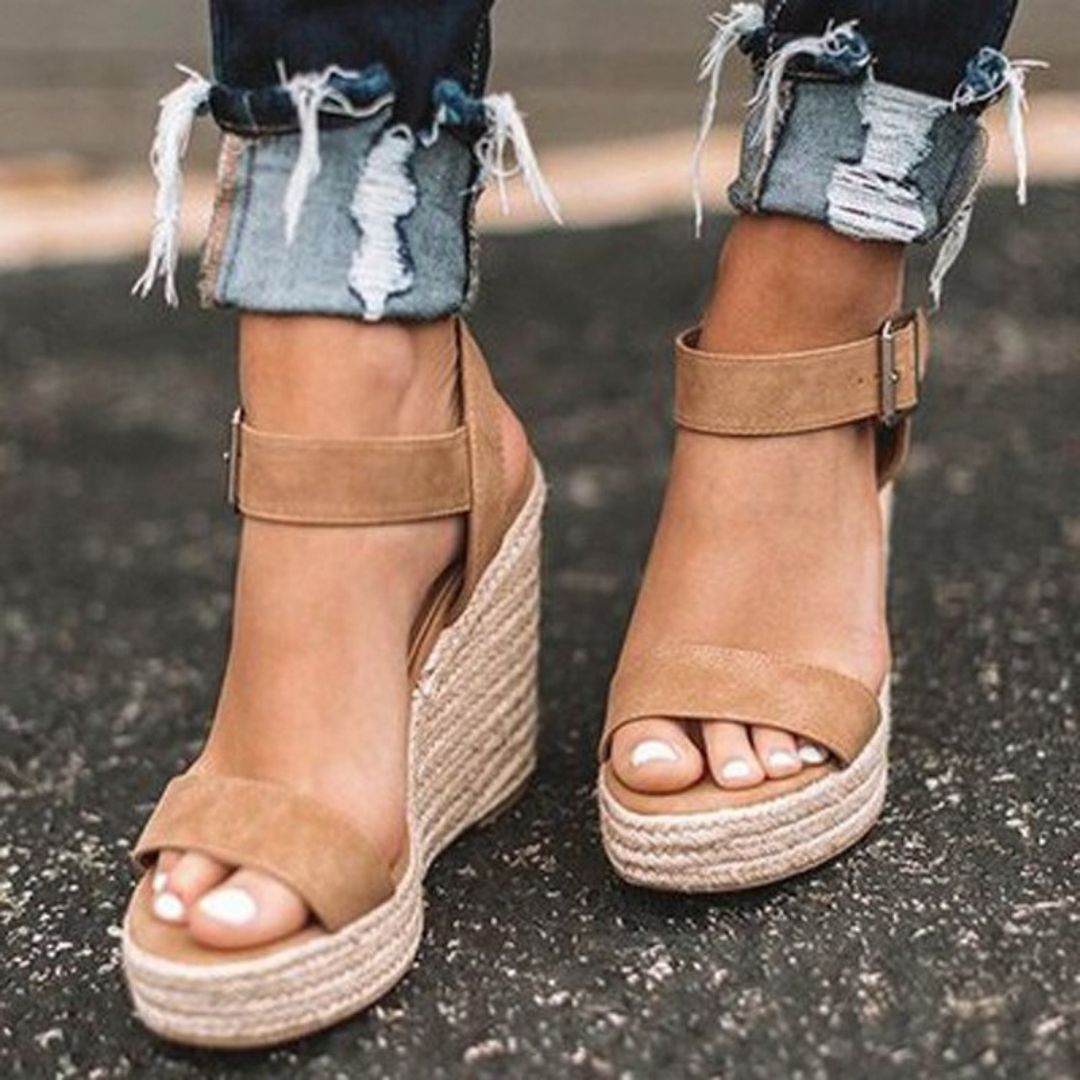 Sandales compensées femme élégantes et confortables pour l'été, parfaites pour un style chic décontracté.