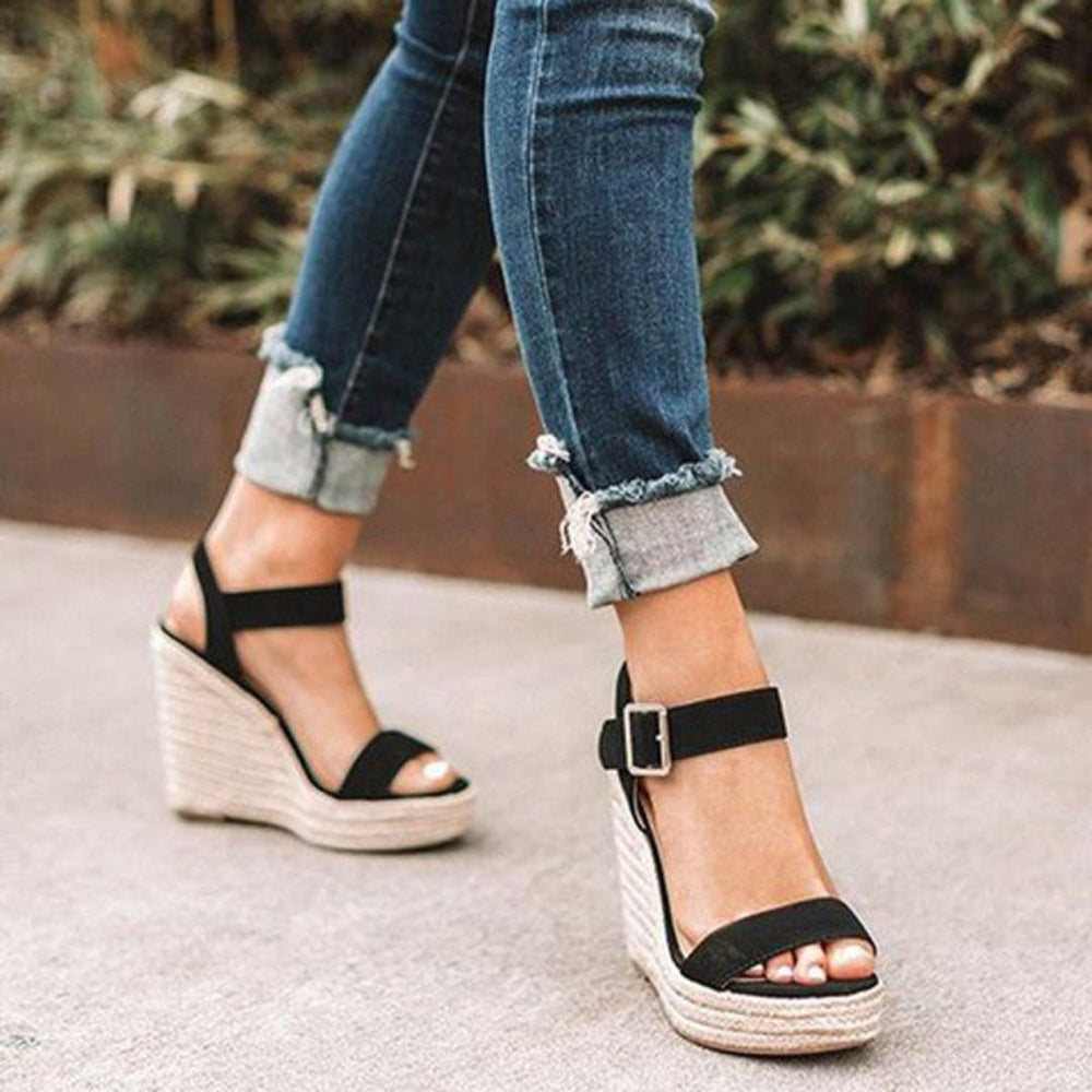 "Sandales compensées élégantes Holly pour femmes, en cuir avec bride, disponibles en marron, noir et argent. Confort assuré."