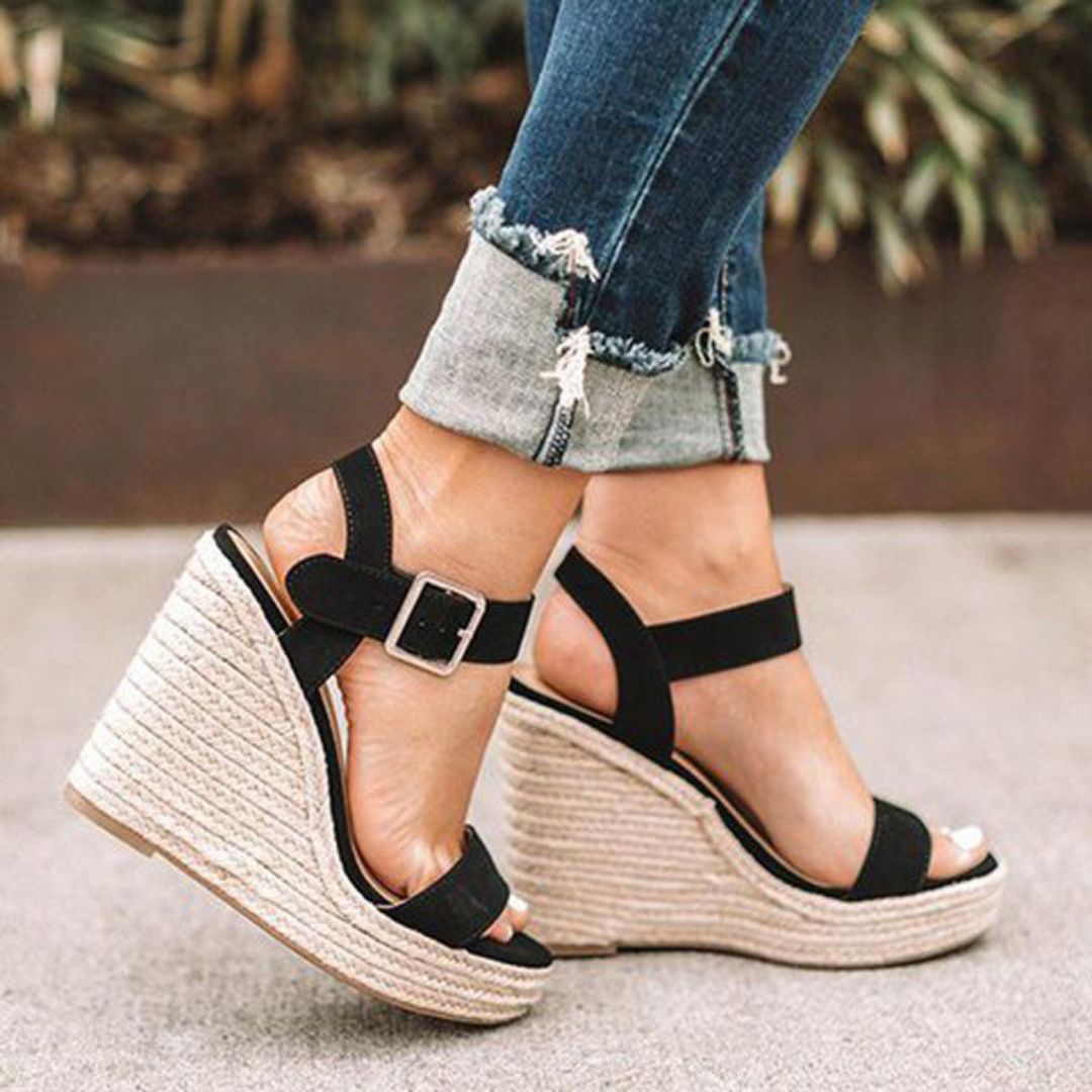 "Sandales compensées élégantes Holly pour femmes, en cuir avec bride, disponibles en marron, noir et argent. Confort assuré."