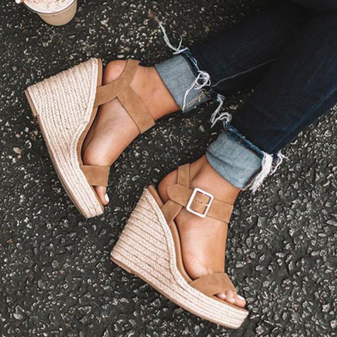 "Sandales compensées élégantes Holly pour femmes, en cuir avec bride, disponibles en marron, noir et argent. Confort assuré."