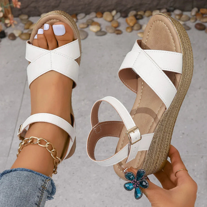 Sandales compensées été, brides croisées, plateforme confortable.  Chaussures femme élégantes.