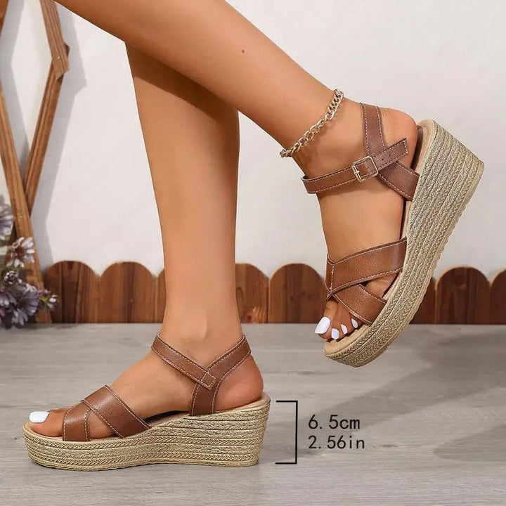 Sandales compensées été, brides croisées, plateforme confortable.  Chaussures femme élégantes.