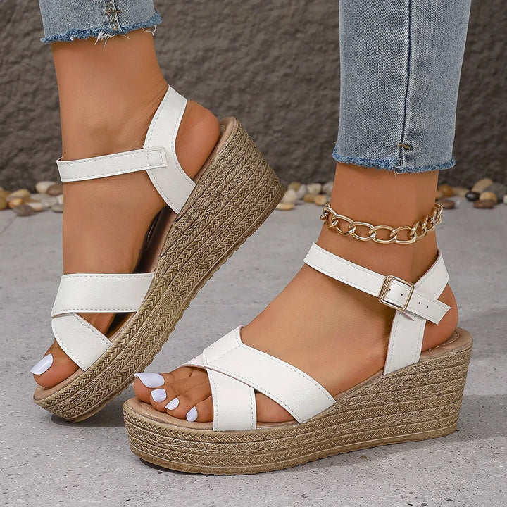 Sandales compensées été, brides croisées, plateforme confortable.  Chaussures femme élégantes.