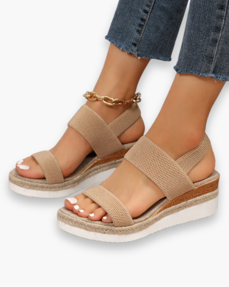 Sandales compensées femme élégantes, talon robuste, bride ajustable, design moderne, confort toute la journée.