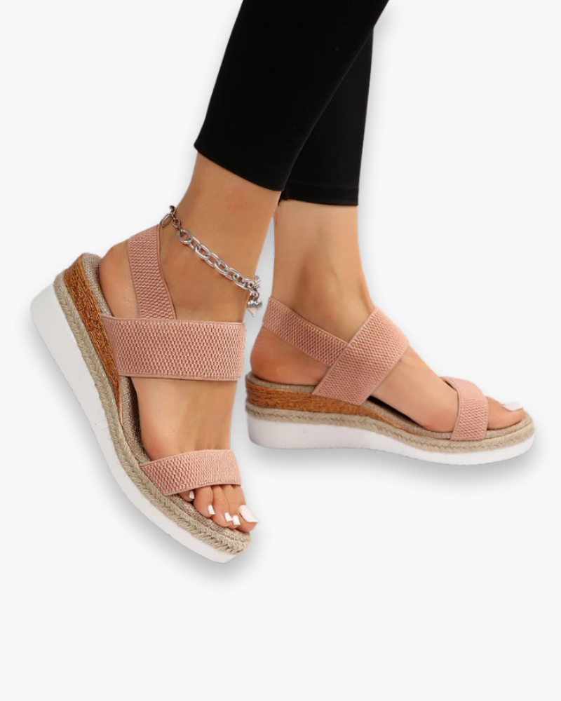 Sandales compensées femme élégantes, talon robuste, bride ajustable, design moderne, confort toute la journée.