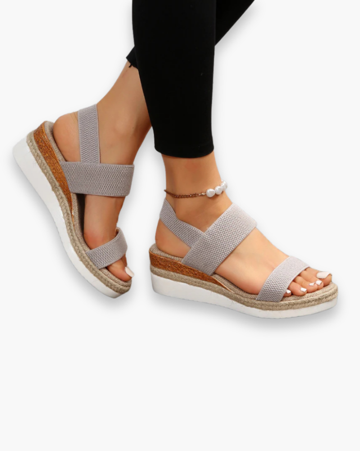 Sandales compensées femme élégantes, talon robuste, bride ajustable, design moderne, confort toute la journée.