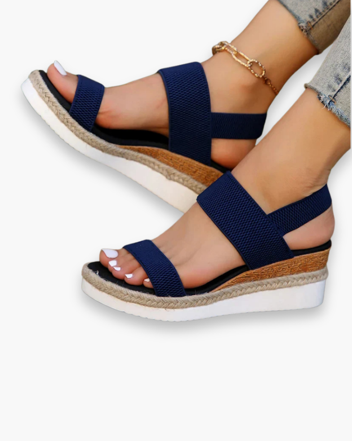 Sandales compensées femme élégantes, talon robuste, bride ajustable, design moderne, confort toute la journée.