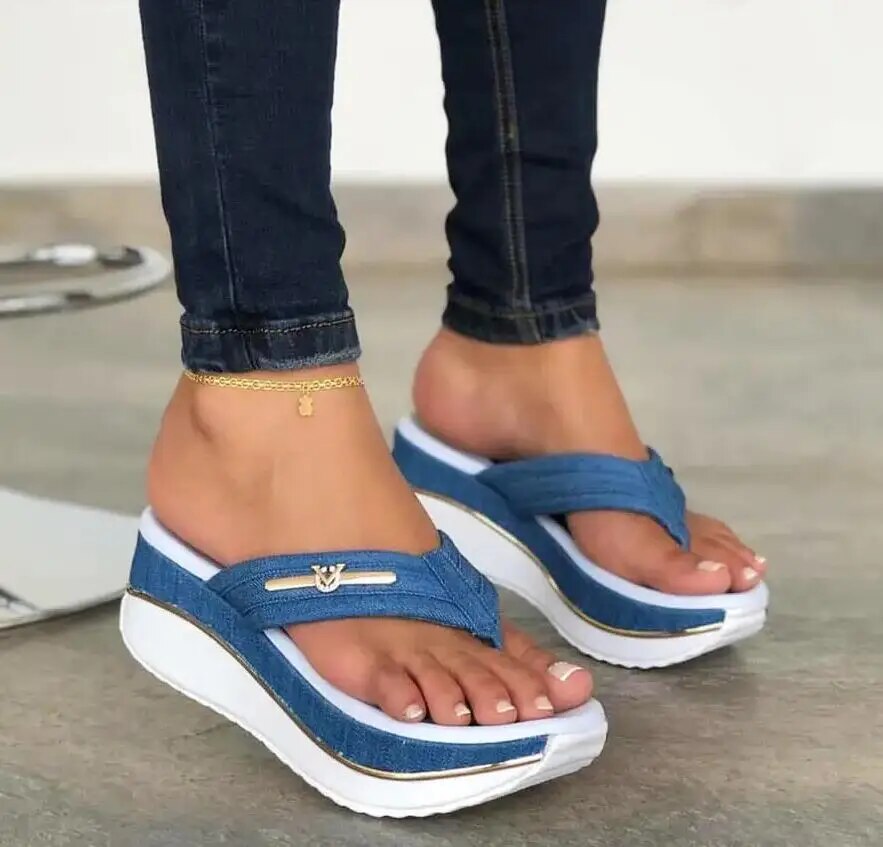 "Sandales compensées pour femmes, talon élégant, confort, design polyvalent, idéal été, couleur neutre, structure stable."