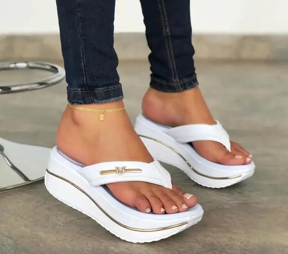 "Sandales compensées pour femmes, talon élégant, confort, design polyvalent, idéal été, couleur neutre, structure stable."