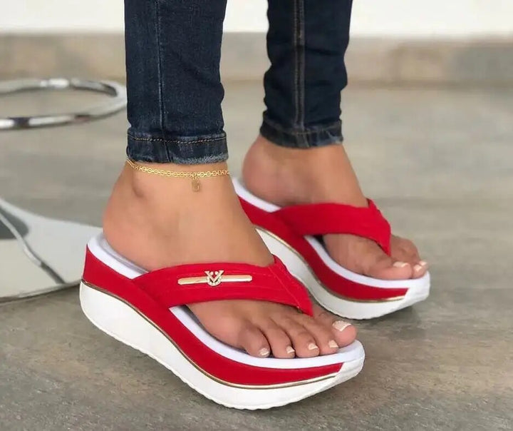 "Sandales compensées pour femmes, talon élégant, confort, design polyvalent, idéal été, couleur neutre, structure stable."