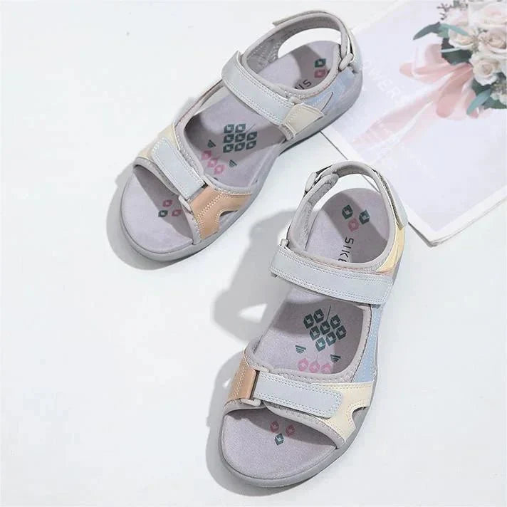 Sandales confort femme, scratch ajustable, semelle antidérapante caoutchouc, tige respirante design moderne, vue de profil.