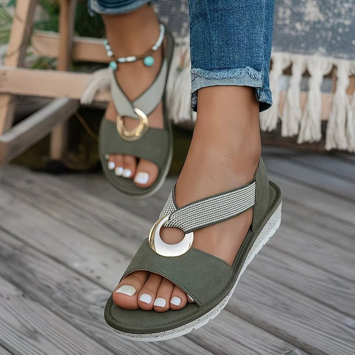Sandales femme décontractées avec boucle ajustable, idéales pour une marche estivale agréable.