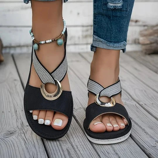 Sandales de marche femme à boucle, offrant légèreté et confort pour toutes vos activités d'été.