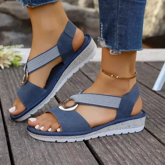 Confort quotidien assuré avec ces sandales femme à boucle, légères et idéales pour l'été.