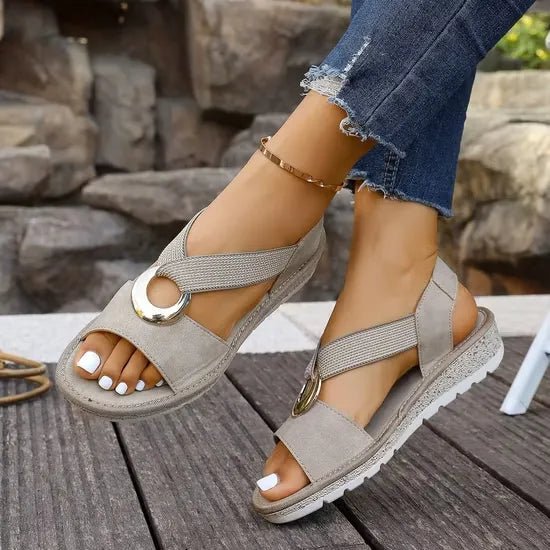 Sandales femme chic à boucle, parfaites pour le confort quotidien et la mode estivale décontractée.
