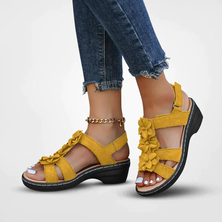 Sandales confortables Clark pour femmes, style bohème. Idéales pour l'été et le soutien du pied.